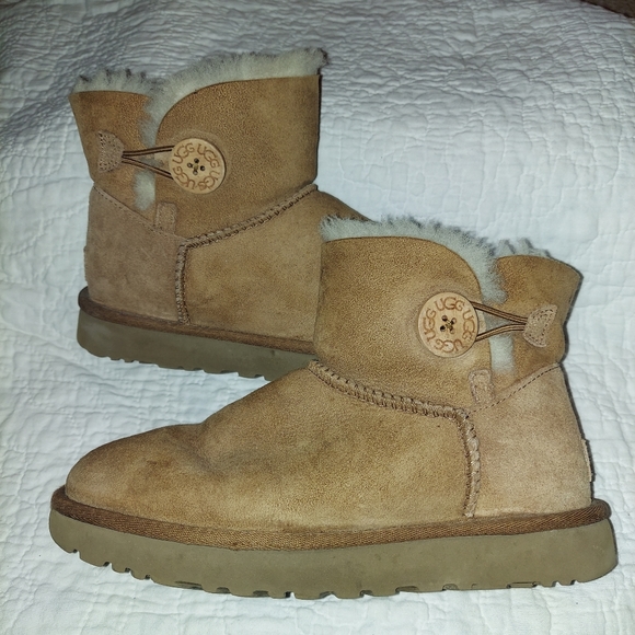 UGG Bailey Button Booties US Women's Size 7 in Chestnut - Picture 2 of 10